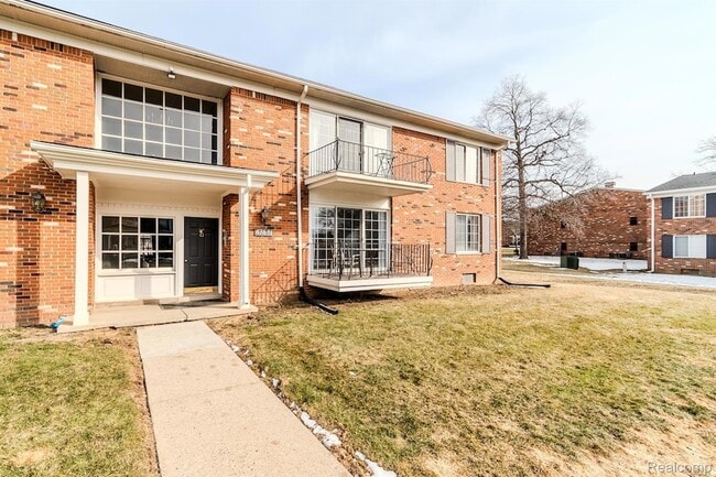 Building Photo - 474 Fox Hills Dr S Unit 2