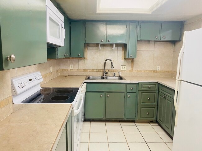 Photo - 521 NE 24th Pl