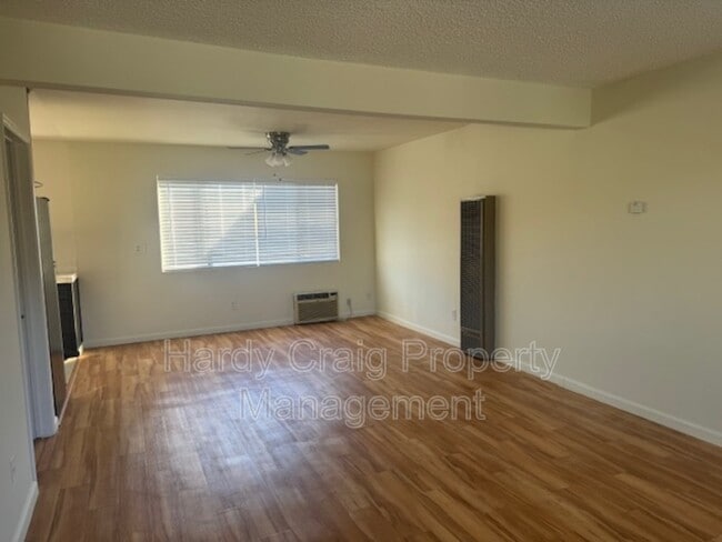 3906 La Crescenta Ave