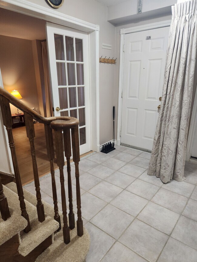 Foyer - 1603 Baggins St