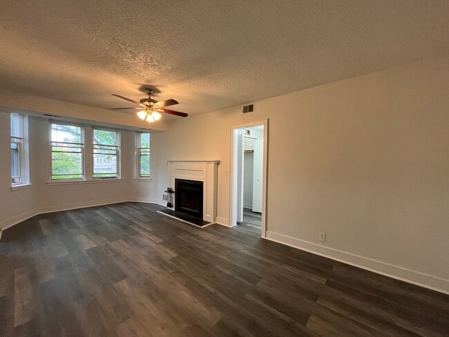 Photo - 3727 N Pine Grove Ave Unit 400