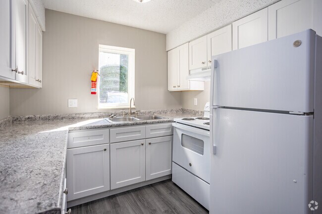 2BR, 1.5BA - 950SF - Kitchen - Cedar Ridge Apartments