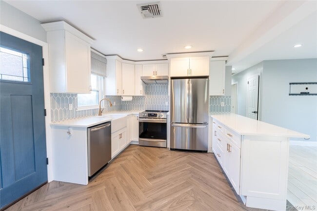 Photo - 275 Longvue Terrace