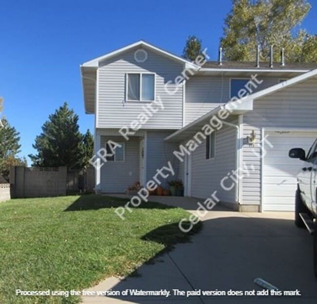 Building Photo - 3 bed, 1.5 bathroom - Two Story Twin Home