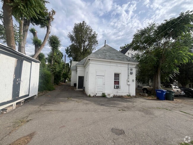 Building Photo - Charming 1 Bedroom Apartment in the Heart ...