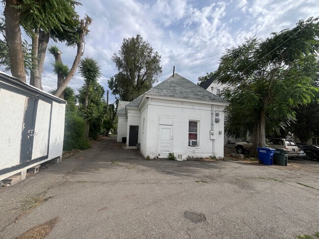 Building Photo - Charming 1 Bedroom Apartment in the Heart ...