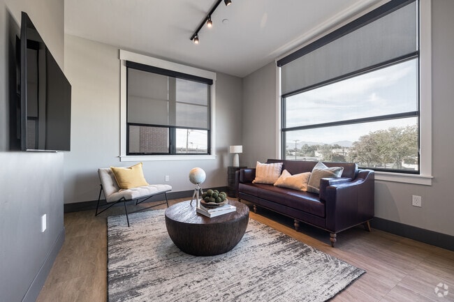 1BR, 1BA - 628SF - Living Room
