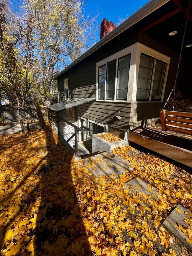 Building Photo - 607 W Babcock St Unit Bottom Floor