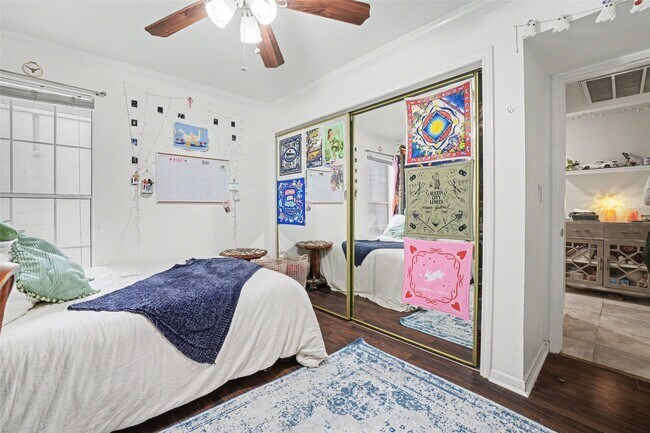 Building Photo - 501 W 26th St Unit 210