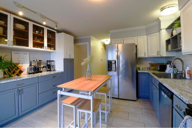 Photo - 2080 Oakcrest Cir