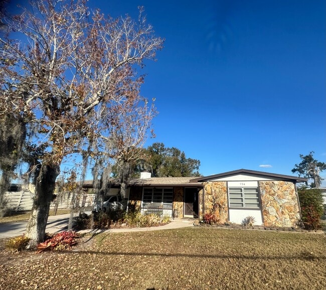 Building Photo - 734 Memorial Dr