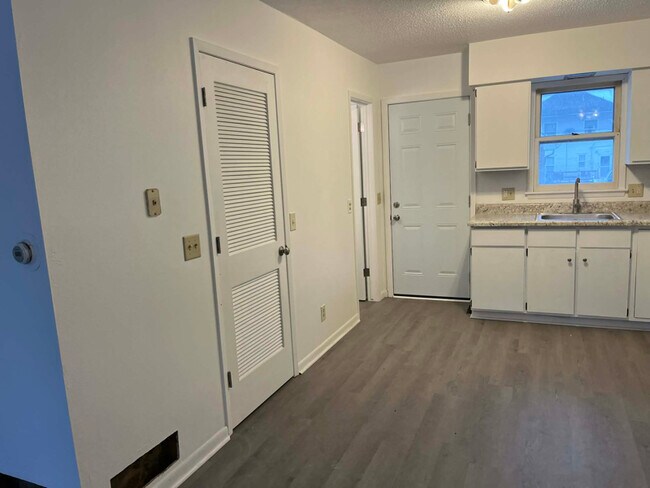 Building Photo - 605 E Robinson St