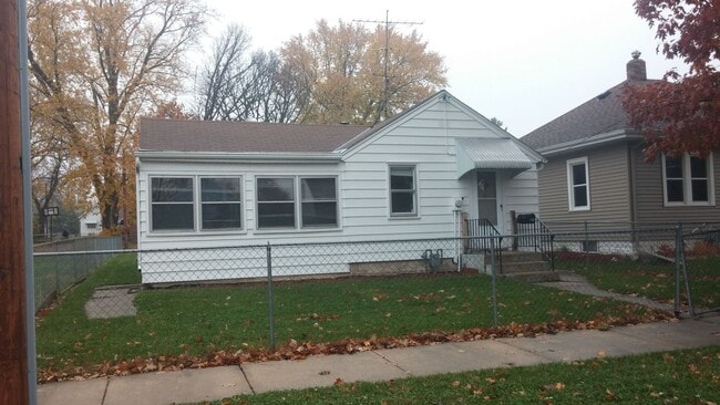 Building Photo - Two Bedroom One Bath Home Available March 1st