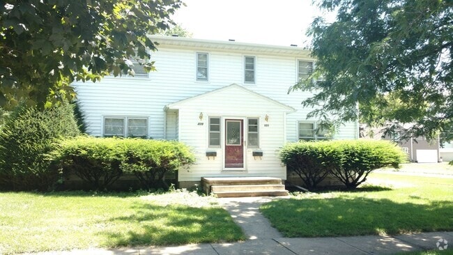 Building Photo - 222 Walnut St Unit 1 Rental
