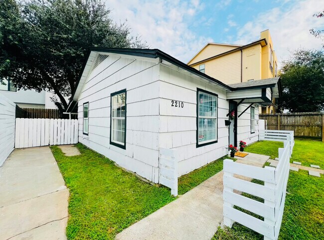 Photo - 2210 Detering St