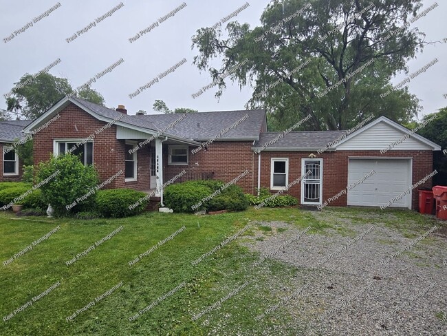 Building Photo - 2 Bedroom Duplex W/ Basement & Garage