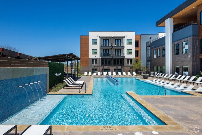 Pool - The Jameson at the Bluffs