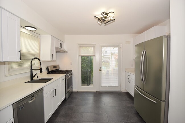 Acceso al patio trasero desde la cocina - 40 Glaser Ave Unidad 40 Glaser Ave