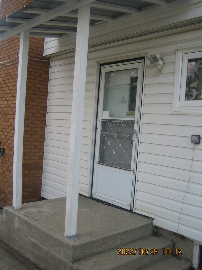 Building Photo - 8915 180 St NW Unit MJ