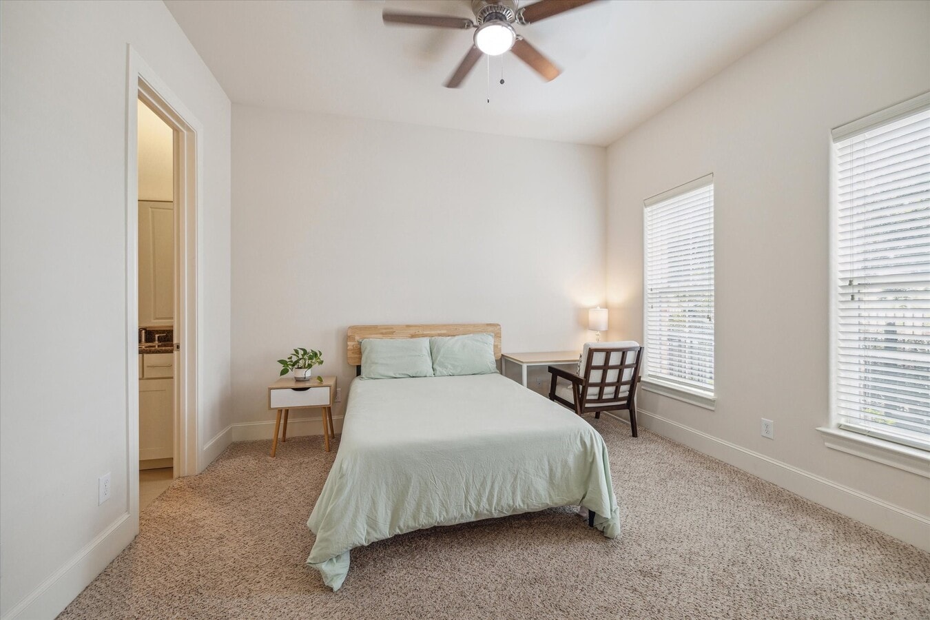 Photo - 9520 London Bridge Station