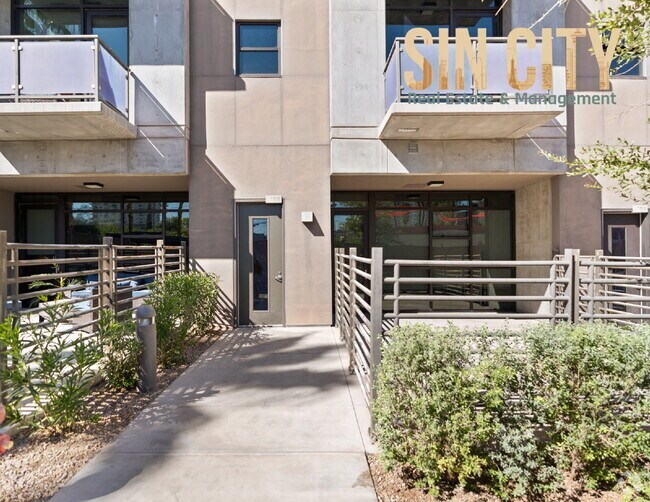 Building Photo - "Luxurious 2-Bedroom Condo with Granite Fi... Unit #163