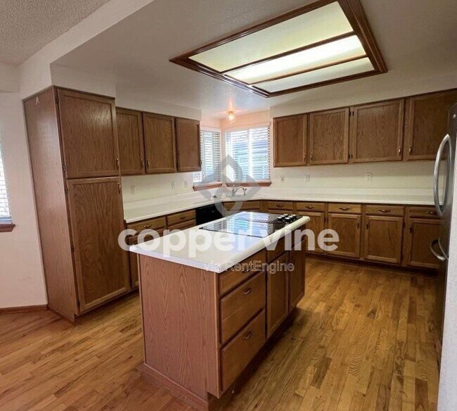 Photo - 8535 Oak Way