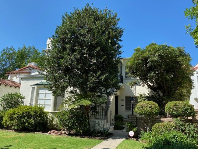 Building Photo - 1835 Kelton Ave Unit 1835