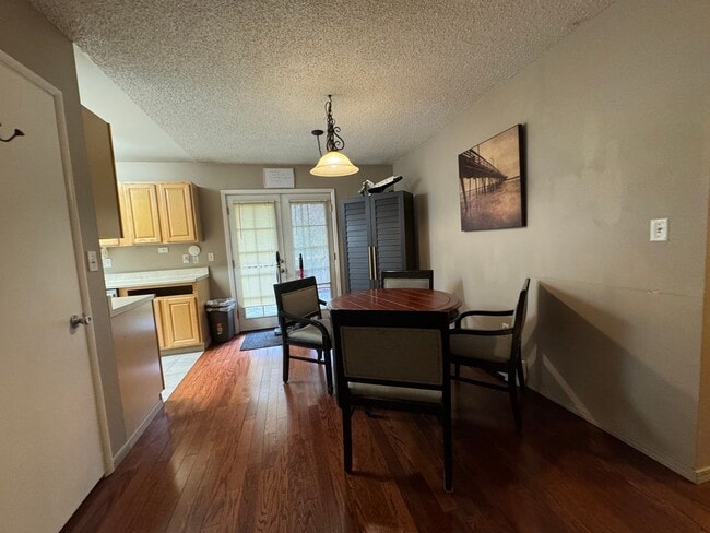 Photo - Large 4 bedroom 4 bath 2 Car Garage in mid...