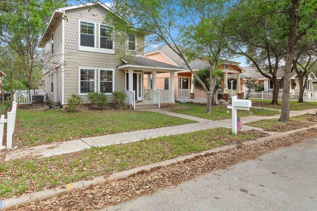 Photo - Plum Creek - 3 Bedroom / 2.5 Bathroom Home - 2 Car Garage - Fenced Backyard