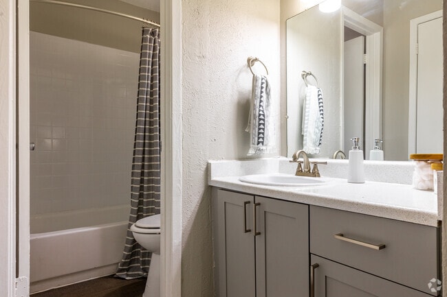 2BR, 2BA - 1,016SF