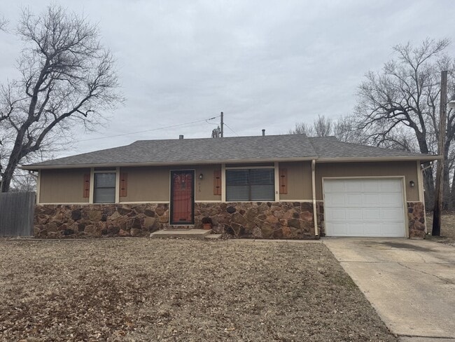 Building Photo - Enjoy the charm of this 2 bedroom, 1 bathroom house.