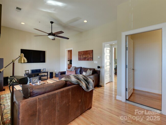 Photo - 2228 Lyndhurst Ave