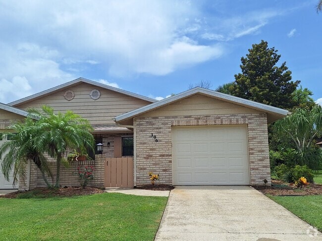 Building Photo - Adorable 2BR 2BA duplex in Shangr La Village Rental