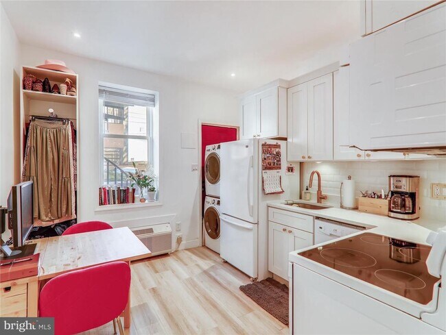 Photo - 202 F St NE