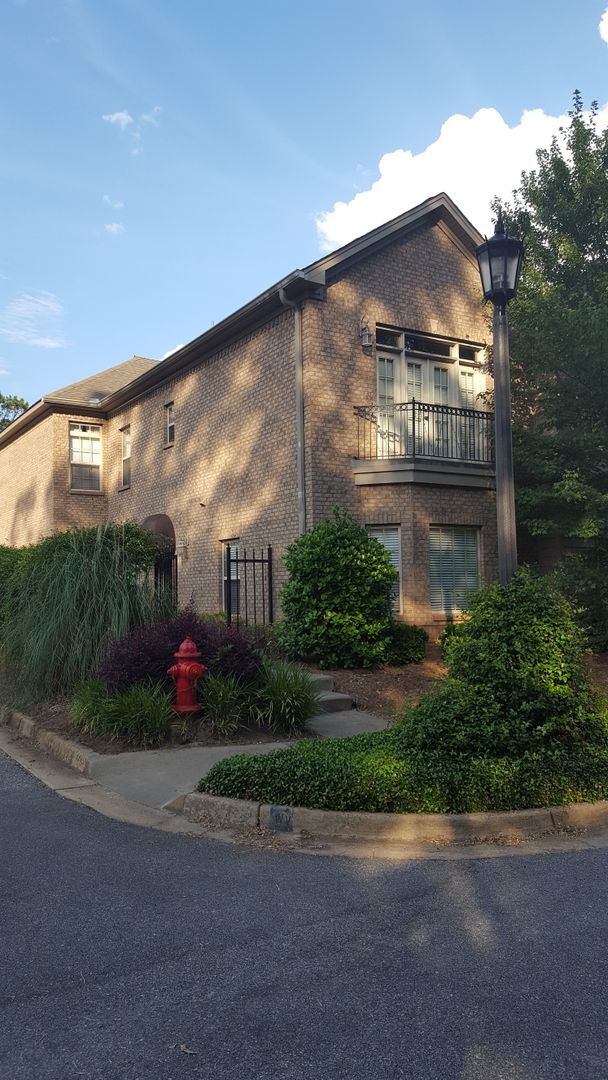 Building Photo - 3 Bed, 3.5 Bath Townhome – Prime Location!