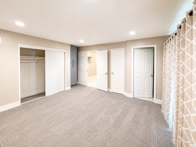 Habitación grande y luminosa con baño. - 2322 Donosa Dr