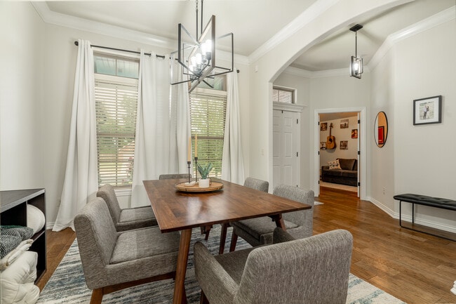 Photo - 212 Cowans St