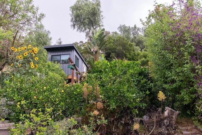 Building Photo - 647 Academy Rd