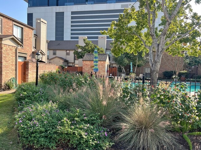 Building Photo - 1201 McDuffie St Unit 173