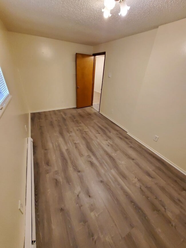 Photo - 156 Manbrin Dr N