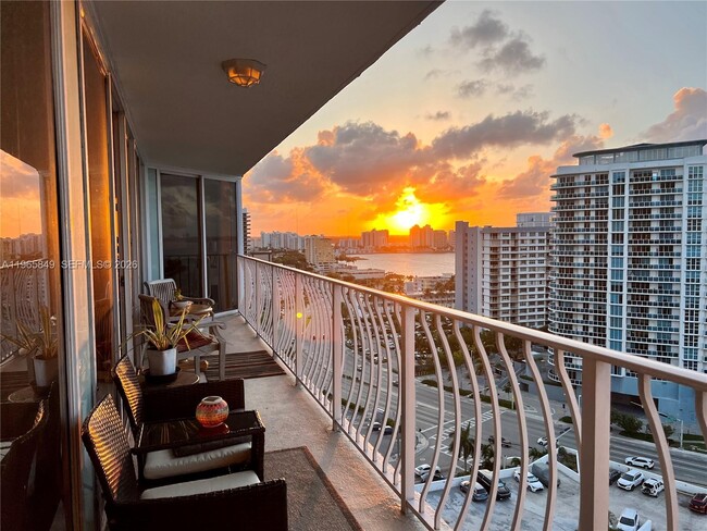 Photo - 7601 E Treasure Dr Unidad 1817