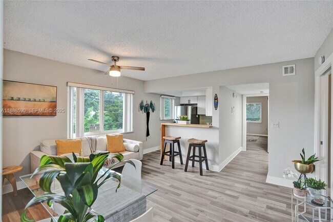 Building Photo - 335 SW 20th St Unit 10