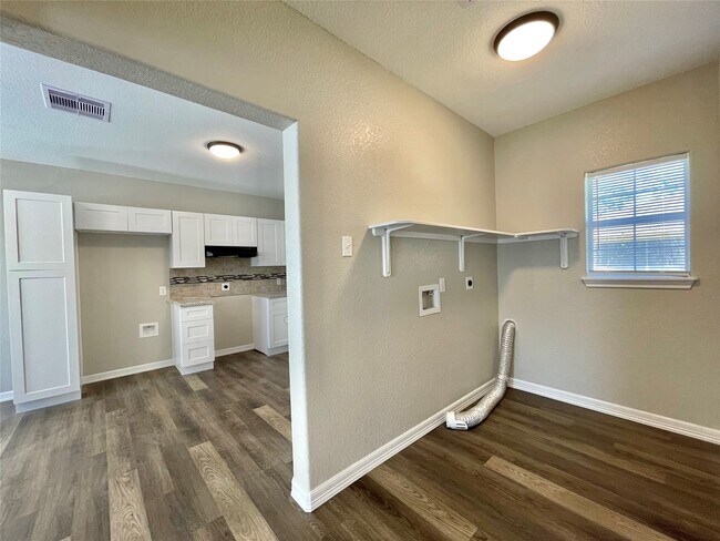 Photo - 305 N Avenue A