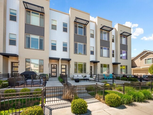 Photo - 2423 W Bridge Ave