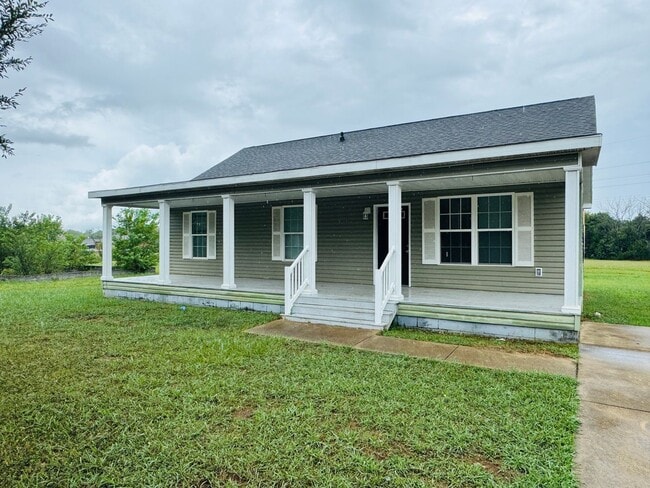 Charming 3-Bed, 2-Bath Home with Spacious ... - Charming 3-Bed, 2-Bath Home with Spacious ...