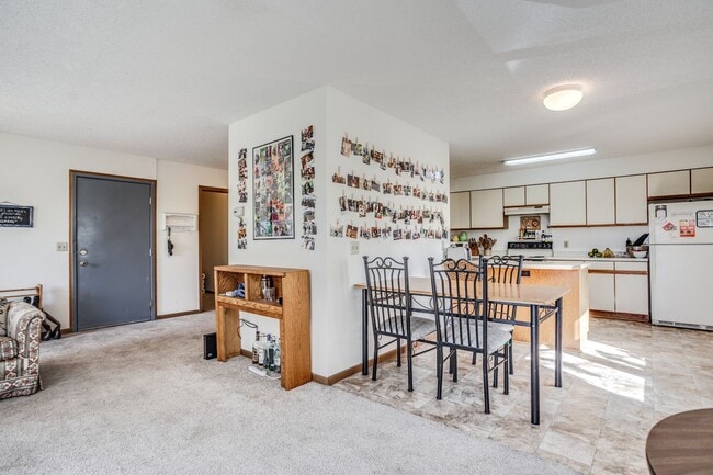 Photo - Spacious 5 Bedroom, 2 Bathroom Unit - Close to Campus! Unit 648