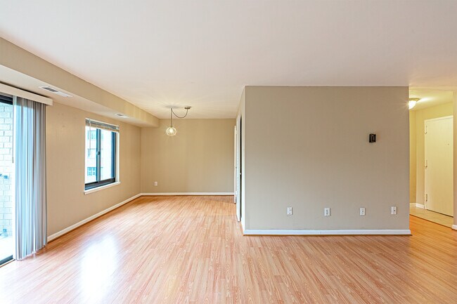 Photo - 3101 S Manchester St Unidad 620