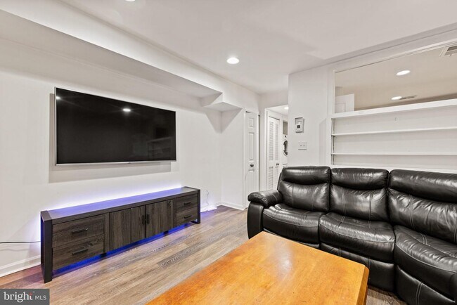 Photo - 1704 19th St NW