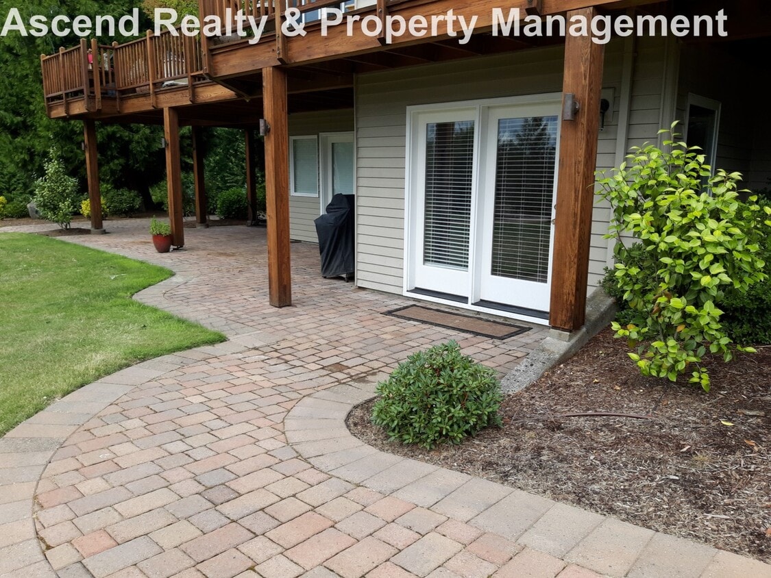 Unique Opportunity to Lease 2 Bed Lower Un... - Unique Opportunity to Lease 2 Bed Lower Un...