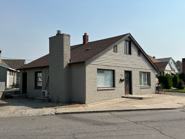 Building Photo - Spacious 3 bed, 1 bath, a/c, d/w and bonus... Rental